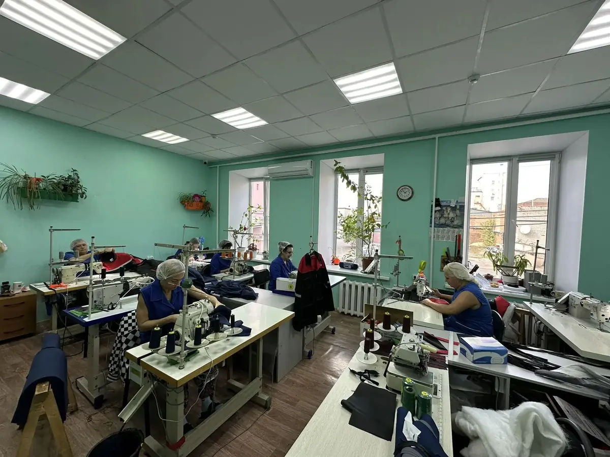 Сотрудницы КурскТекс за пошивом рабочей одежды в швейном цехе